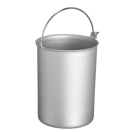 Der Unold Eisbehälter 1,5l für 48816 ab Baujahr 2011 ist ein hoher, zylindrischer, silberner Metallbehälter mit glatter Oberfläche und einem dünnen, gebogenen Griff an der Oberseite.