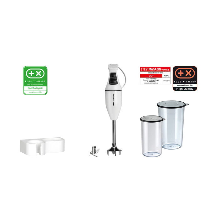 Das ESGE-Zauberstab 901205 Set M100 Design by ESGE Zauberstab umfasst einen weißen Stabmixer mit Aufsätzen, zwei Messbecher mit durchsichtigem Deckel, eine Wandhalterung und verfügt über Zertifizierungs- und Auszeichnungsetiketten auf weißem Hintergrund.