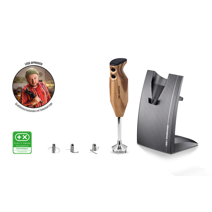 Der Stabmixer ESGE-Zauberstab Design Edition Douglasie von ESGE-Zauberstab mit Holzgriff, Aufsätzen, schwarzem Ständer, Chefkoch-Plakette und Umweltzertifizierungssymbol ist auf weißem Hintergrund abgebildet.