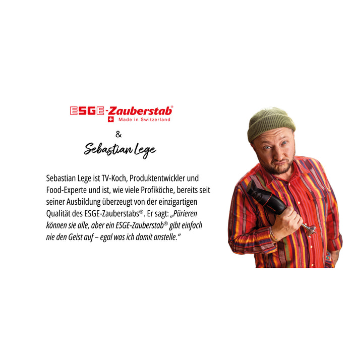 Ein Mann mit gestreiftem Hemd und grüner Mütze hält den ESGE-Zauberstab Design Edition Pop Art Stabmixer in der Hand und zeigt auf ihn. Der Text weist ihn als TV-Koch und Produktexperte Sebastian Lege aus, daneben das ESGE-Zauberstab-Logo.