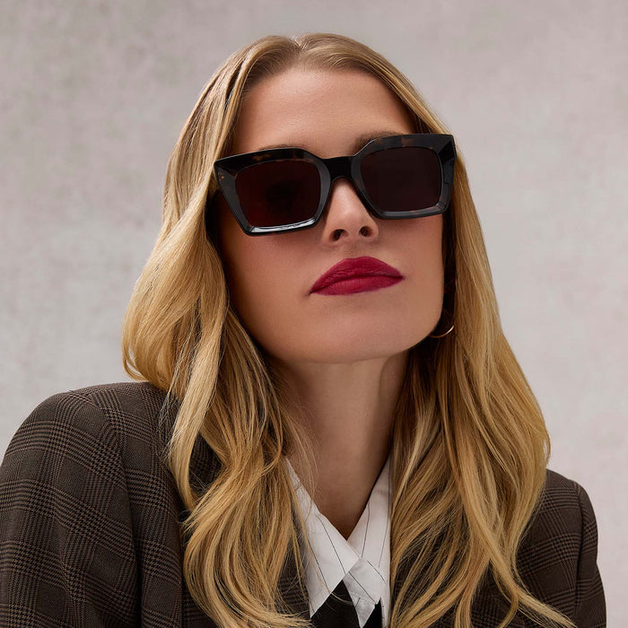 on model - female wearing diff eyewear featuring the greer square sunglasses with a espresso tortoise frame and brown gradient lenses front view
