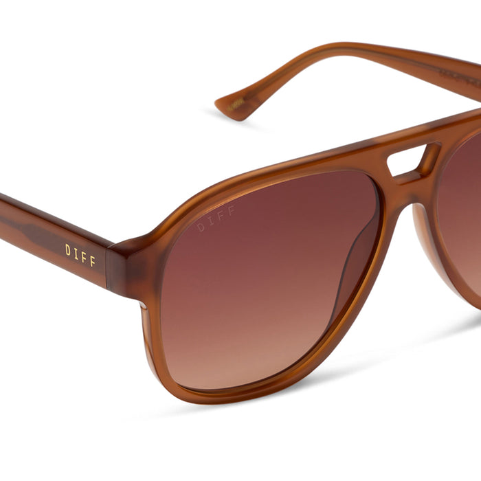 jessie james decker x diff eyewear featuring the nash navigator sunglasses with a milk caramel frame and brown gradient lenses detailed view