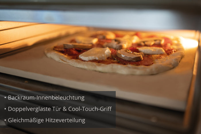 Eine Steinofenpizza mit Tomatensauce und Käse backt im Unold Pizzaofen Don Alfredo. Die deutsche Textfolie hebt die Ofenbeleuchtung, die Doppelglastür mit Cool-Touch-Griff und die gleichmäßige Wärmeverteilung hervor.