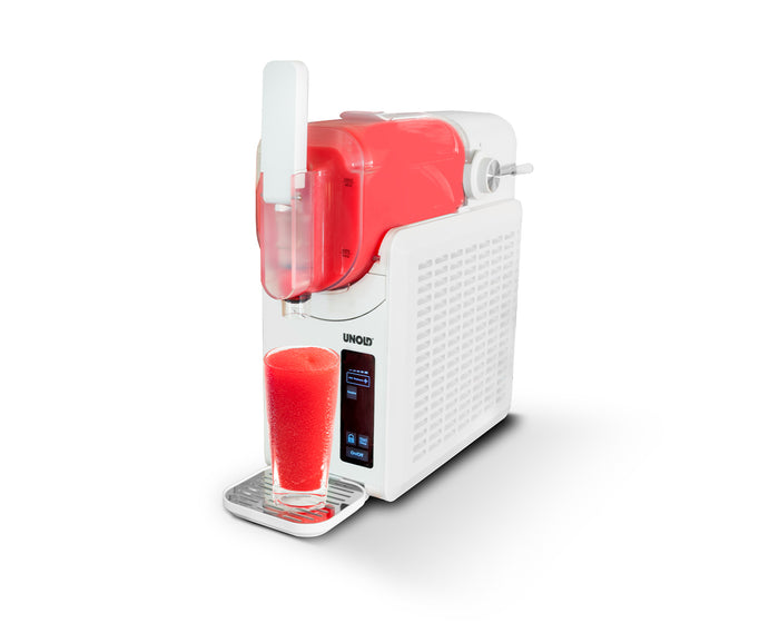 Die Unold Slush-Eismaschine Susi mit weißem Gehäuse und rotem, halbtransparentem Behälter gibt roten Slush in ein hohes Glas auf der Abtropfschale aus. An der Vorderseite der Maschine befindet sich eine Digitalanzeige.
